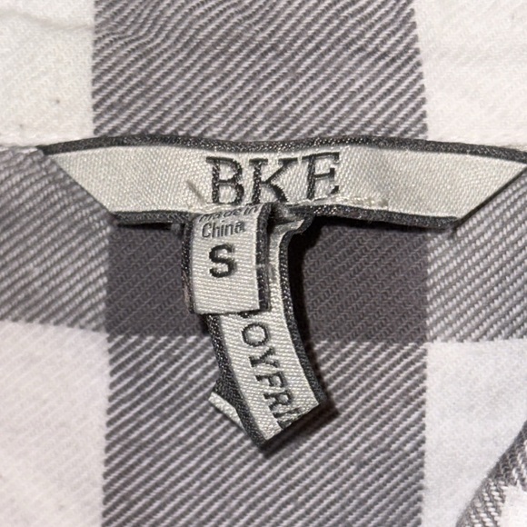 🌹BKE BOYFRIEND BUTTON DOWN COLORBLOCK SHIRT - Picture 3 of 5